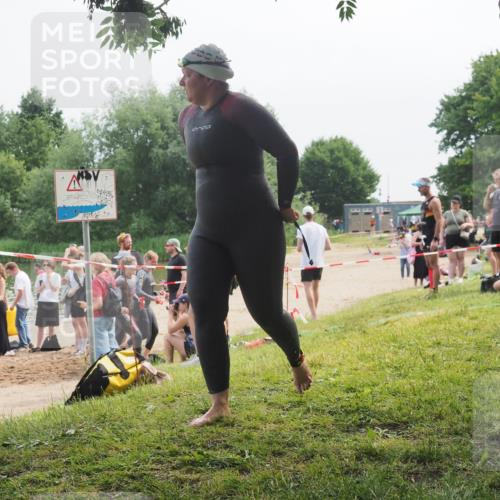21.06.2025 - 27. Vierlanden-Triathlon KatJ http://msf.ph/oto/8035998 15.06.2025 11:20:52 Schwimmen 879, 892, 918, 924, 936, 941, 1400 meine-sportfotos.de