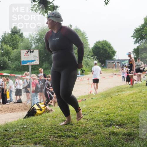 21.06.2025 - 27. Vierlanden-Triathlon KatJ http://msf.ph/oto/8036005 15.06.2025 11:20:52 Schwimmen 879, 892, 918, 924, 936, 941, 1400 meine-sportfotos.de