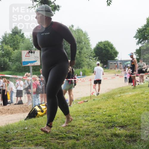 21.06.2025 - 27. Vierlanden-Triathlon KatJ http://msf.ph/oto/8036009 15.06.2025 11:20:52 Schwimmen 879, 892, 918, 924, 936, 941, 1400 meine-sportfotos.de