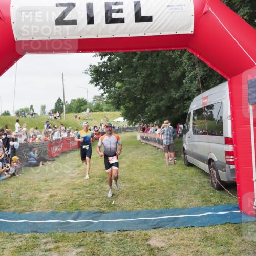 21.06.2025 - 27. Vierlanden-Triathlon MichiJ http://msf.ph/oto/8036012 15.06.2026 13:02:50 Ziel 145, 718 meine-sportfotos.de