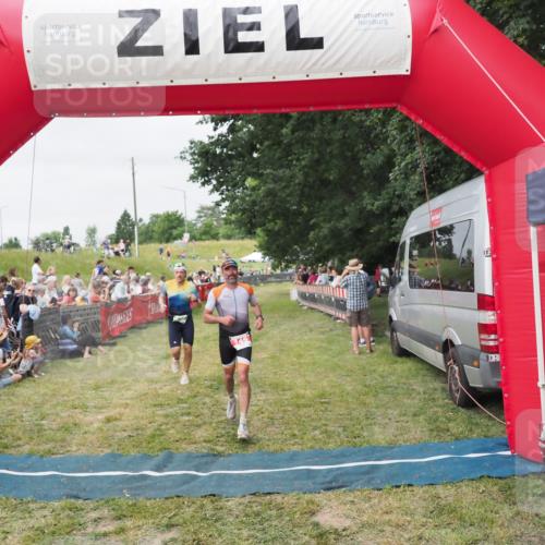 21.06.2025 - 27. Vierlanden-Triathlon MichiJ http://msf.ph/oto/8036017 15.06.2026 13:02:50 Ziel 145, 718 meine-sportfotos.de