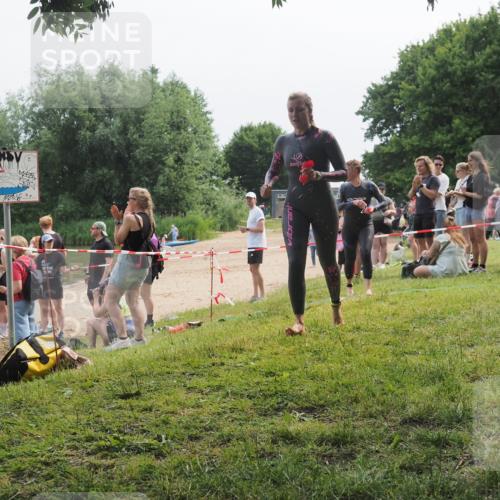 21.06.2025 - 27. Vierlanden-Triathlon KatJ http://msf.ph/oto/8036021 15.06.2025 11:20:56 Schwimmen 892, 918, 924, 936, 965 meine-sportfotos.de