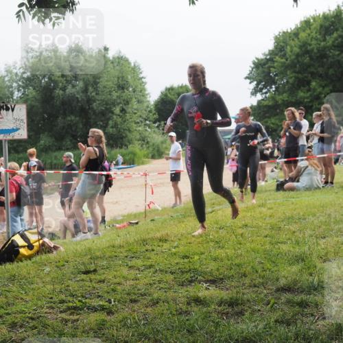 21.06.2025 - 27. Vierlanden-Triathlon KatJ http://msf.ph/oto/8036027 15.06.2025 11:20:56 Schwimmen 892, 918, 924, 936, 965 meine-sportfotos.de