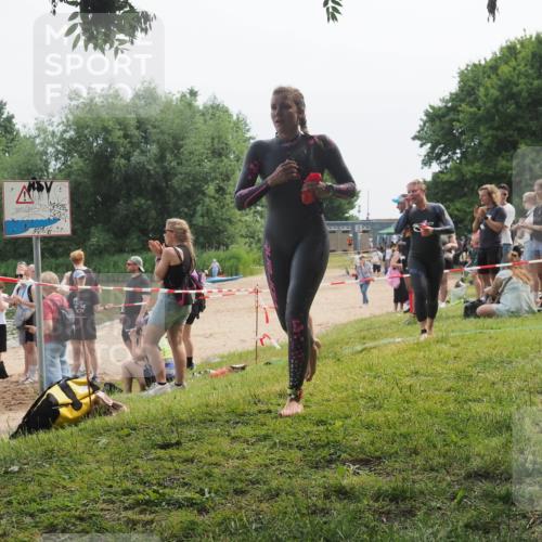 21.06.2025 - 27. Vierlanden-Triathlon KatJ http://msf.ph/oto/8036036 15.06.2025 11:20:56 Schwimmen 892, 918, 924, 936, 965 meine-sportfotos.de