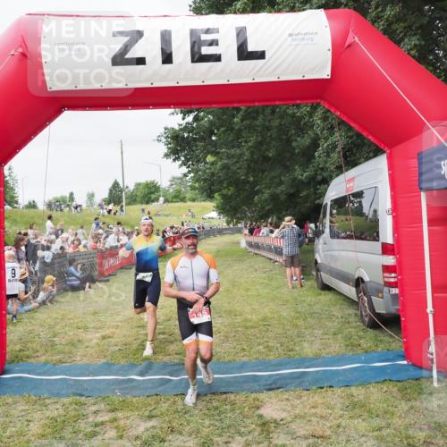 21.06.2025 - 27. Vierlanden-Triathlon MichiJ http://msf.ph/oto/8036037 15.06.2026 13:02:51 Ziel 145, 718 meine-sportfotos.de