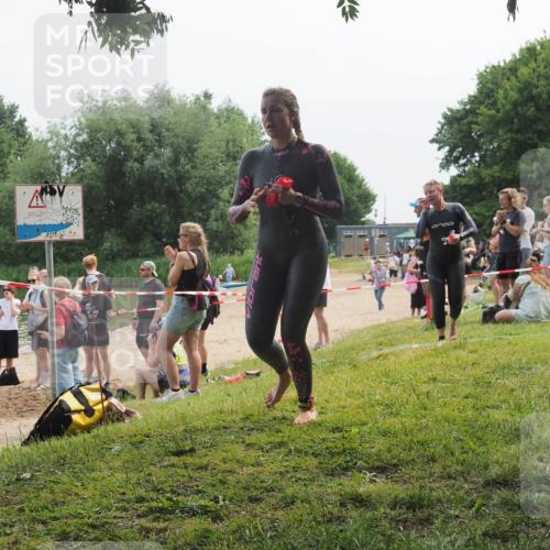 21.06.2025 - 27. Vierlanden-Triathlon KatJ http://msf.ph/oto/8036041 15.06.2025 11:20:56 Schwimmen 892, 918, 924, 936, 965 meine-sportfotos.de