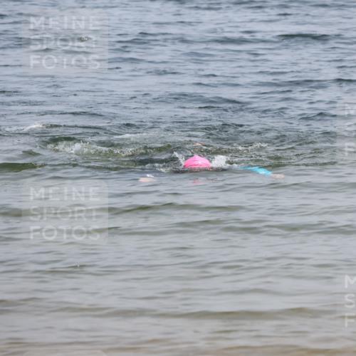 21.06.2025 - 27. Vierlanden-Triathlon Lena Gebhardt http://msf.ph/oto/8036047 15.06.2025 11:29:33 Schwimmen  meine-sportfotos.de