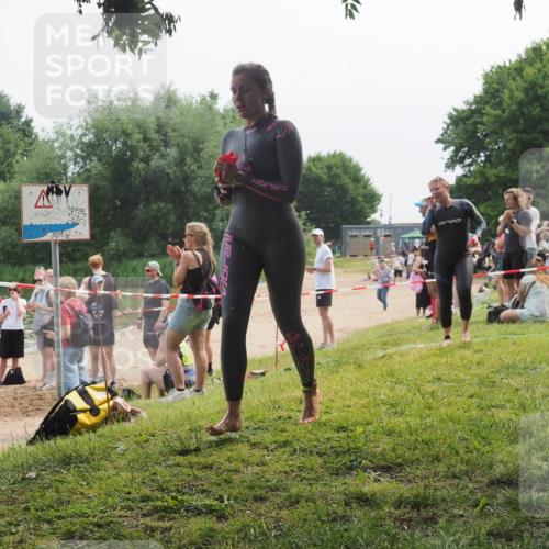 21.06.2025 - 27. Vierlanden-Triathlon KatJ http://msf.ph/oto/8036048 15.06.2025 11:20:56 Schwimmen 892, 918, 924, 936, 965 meine-sportfotos.de