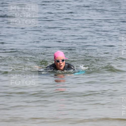 21.06.2025 - 27. Vierlanden-Triathlon Lena Gebhardt http://msf.ph/oto/8036056 15.06.2025 11:29:35 Schwimmen  meine-sportfotos.de