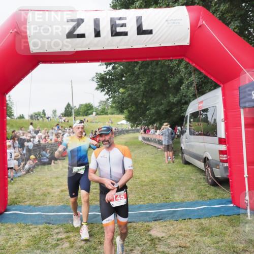 21.06.2025 - 27. Vierlanden-Triathlon MichiJ http://msf.ph/oto/8036063 15.06.2026 13:02:51 Ziel 145, 718 meine-sportfotos.de