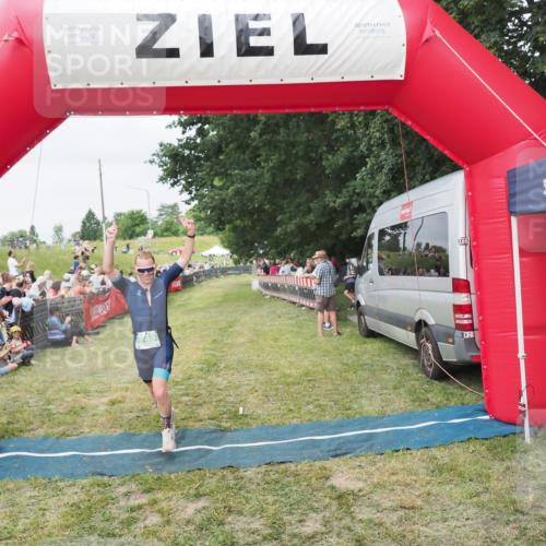21.06.2025 - 27. Vierlanden-Triathlon MichiJ http://msf.ph/oto/8036096 15.06.2026 13:03:07 Ziel 749 meine-sportfotos.de