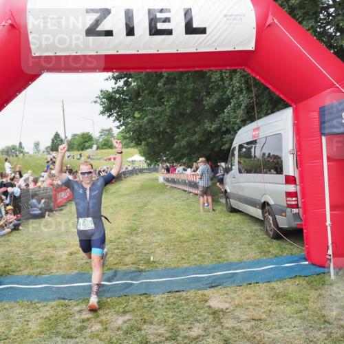 21.06.2025 - 27. Vierlanden-Triathlon MichiJ http://msf.ph/oto/8036100 15.06.2026 13:03:07 Ziel 749 meine-sportfotos.de