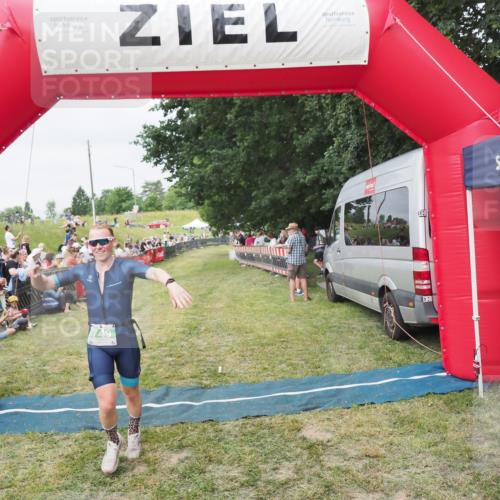 21.06.2025 - 27. Vierlanden-Triathlon MichiJ http://msf.ph/oto/8036111 15.06.2026 13:03:07 Ziel 749 meine-sportfotos.de