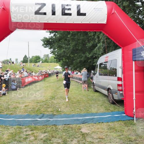 21.06.2025 - 27. Vierlanden-Triathlon MichiJ http://msf.ph/oto/8036117 15.06.2026 13:03:24 Ziel 149, 233 meine-sportfotos.de