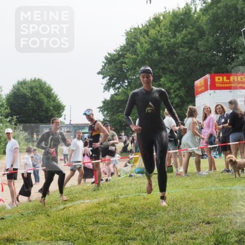 21.06.2025 - 27. Vierlanden-Triathlon KatJ http://msf.ph/oto/8036119 15.06.2025 11:21:17 Schwimmen 929, 931 meine-sportfotos.de