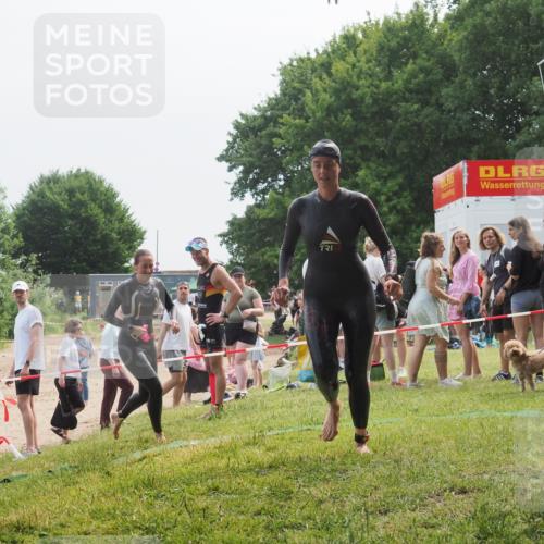 21.06.2025 - 27. Vierlanden-Triathlon KatJ http://msf.ph/oto/8036124 15.06.2025 11:21:17 Schwimmen 929, 931 meine-sportfotos.de
