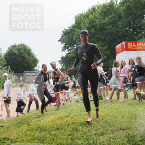 21.06.2025 - 27. Vierlanden-Triathlon KatJ http://msf.ph/oto/8036129 15.06.2025 11:21:17 Schwimmen 929, 931 meine-sportfotos.de