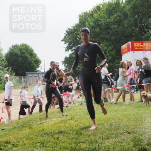 21.06.2025 - 27. Vierlanden-Triathlon KatJ http://msf.ph/oto/8036136 15.06.2025 11:21:18 Schwimmen 929, 931 meine-sportfotos.de