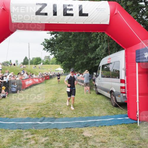 21.06.2025 - 27. Vierlanden-Triathlon MichiJ http://msf.ph/oto/8036137 15.06.2026 13:03:24 Ziel 149, 233 meine-sportfotos.de