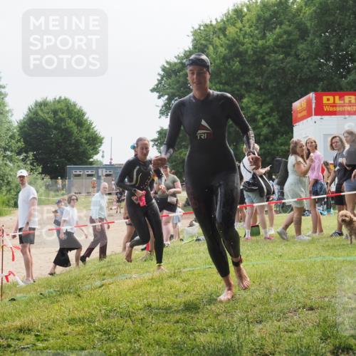 21.06.2025 - 27. Vierlanden-Triathlon KatJ http://msf.ph/oto/8036140 15.06.2025 11:21:18 Schwimmen 929, 931 meine-sportfotos.de