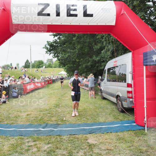 21.06.2025 - 27. Vierlanden-Triathlon MichiJ http://msf.ph/oto/8036142 15.06.2026 13:03:25 Ziel 149, 233 meine-sportfotos.de