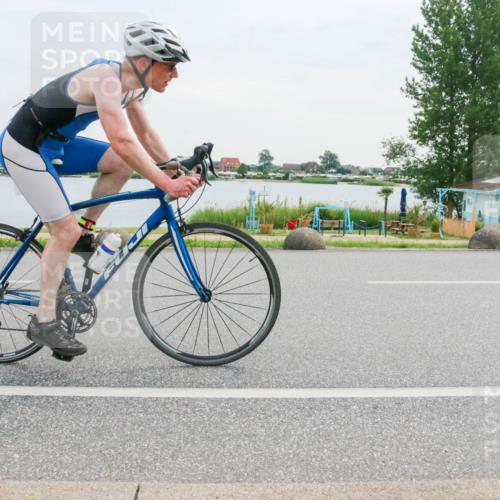 15.06.2025 - 27. Vierlanden-Triathlon H.Heesch http://msf.ph/oto/8036145 15.06.2025 10:47:40 Radfahren 401, 414 meine-sportfotos.de