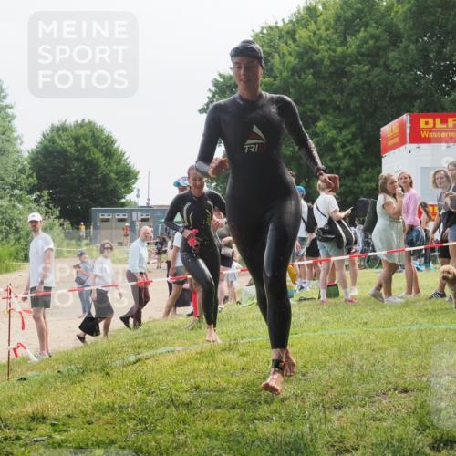 21.06.2025 - 27. Vierlanden-Triathlon KatJ http://msf.ph/oto/8036147 15.06.2025 11:21:18 Schwimmen 929, 931 meine-sportfotos.de