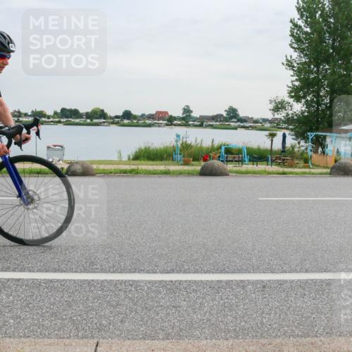 15.06.2025 - 27. Vierlanden-Triathlon H.Heesch http://msf.ph/oto/8036150 15.06.2025 10:47:48 Radfahren 396, 402, 1397 meine-sportfotos.de