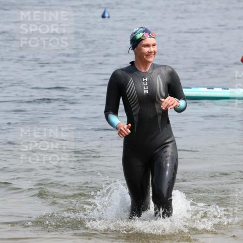 21.06.2025 - 27. Vierlanden-Triathlon Lena Gebhardt http://msf.ph/oto/8036152 15.06.2025 11:30:31 Schwimmen 910 meine-sportfotos.de