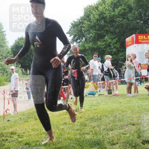 21.06.2025 - 27. Vierlanden-Triathlon KatJ http://msf.ph/oto/8036155 15.06.2025 11:21:18 Schwimmen 929, 931 meine-sportfotos.de