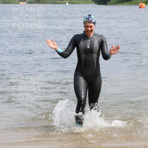21.06.2025 - 27. Vierlanden-Triathlon Lena Gebhardt http://msf.ph/oto/8036170 15.06.2025 11:30:33 Schwimmen 910 meine-sportfotos.de