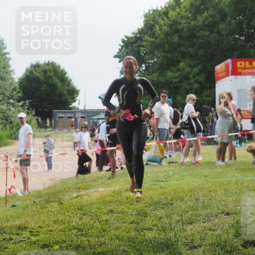 21.06.2025 - 27. Vierlanden-Triathlon KatJ http://msf.ph/oto/8036175 15.06.2025 11:21:19 Schwimmen 929, 931 meine-sportfotos.de