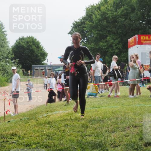 21.06.2025 - 27. Vierlanden-Triathlon KatJ http://msf.ph/oto/8036181 15.06.2025 11:21:19 Schwimmen 929, 931 meine-sportfotos.de