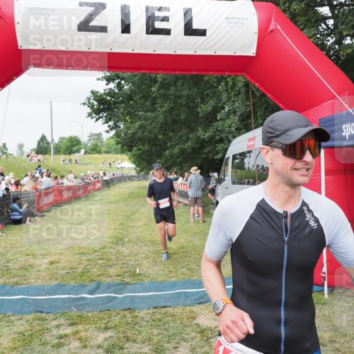 21.06.2025 - 27. Vierlanden-Triathlon MichiJ http://msf.ph/oto/8036184 15.06.2026 13:03:28 Ziel 149, 233 meine-sportfotos.de