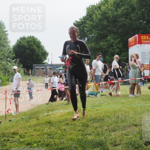 21.06.2025 - 27. Vierlanden-Triathlon KatJ http://msf.ph/oto/8036188 15.06.2025 11:21:19 Schwimmen 929, 931 meine-sportfotos.de