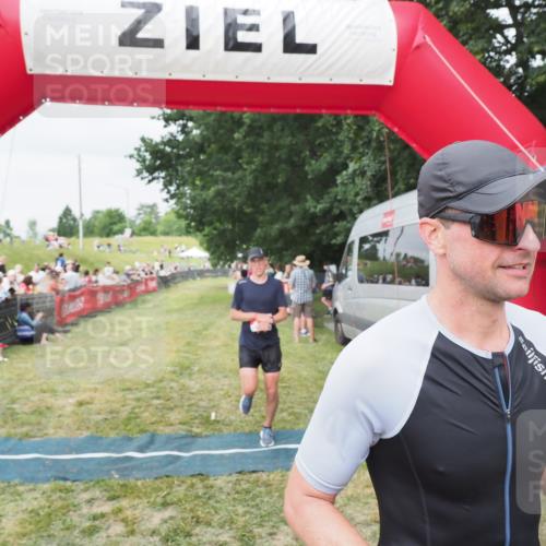21.06.2025 - 27. Vierlanden-Triathlon MichiJ http://msf.ph/oto/8036193 15.06.2026 13:03:28 Ziel 149, 233 meine-sportfotos.de