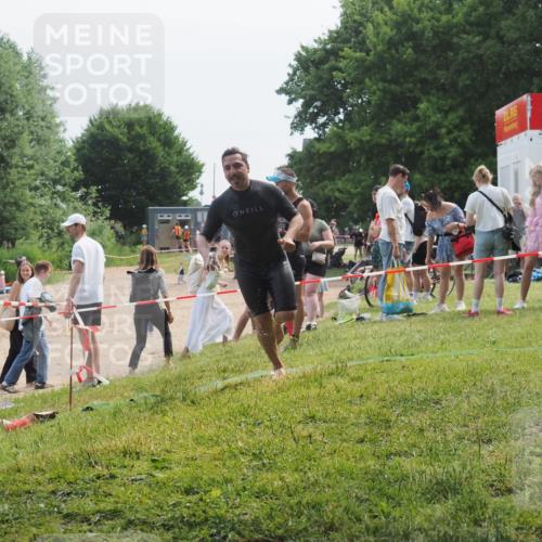 21.06.2025 - 27. Vierlanden-Triathlon KatJ http://msf.ph/oto/8036195 15.06.2025 11:21:27 Schwimmen 931, 967 meine-sportfotos.de
