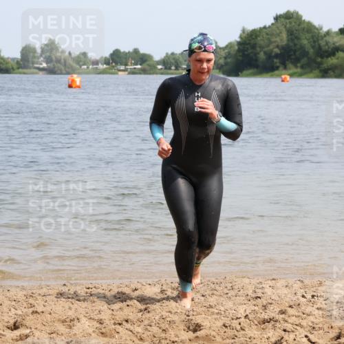 21.06.2025 - 27. Vierlanden-Triathlon Lena Gebhardt http://msf.ph/oto/8036196 15.06.2025 11:30:36 Schwimmen 910 meine-sportfotos.de
