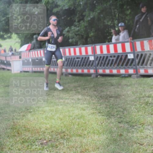 21.06.2025 - 27. Vierlanden-Triathlon KatJ http://msf.ph/oto/8036198 15.06.2025 13:53:51 Ziel 815, 1143 meine-sportfotos.de