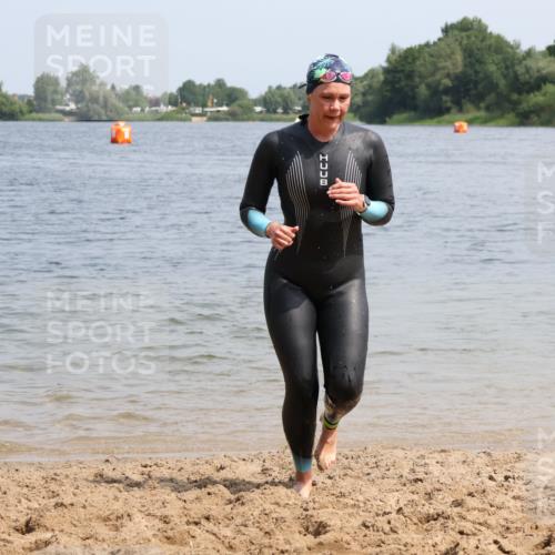 21.06.2025 - 27. Vierlanden-Triathlon Lena Gebhardt http://msf.ph/oto/8036200 15.06.2025 11:30:36 Schwimmen 910 meine-sportfotos.de