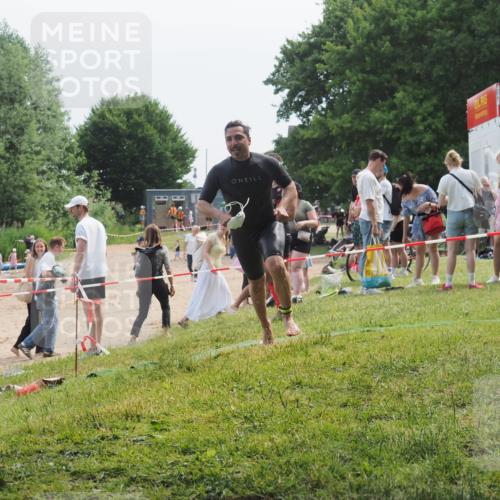 21.06.2025 - 27. Vierlanden-Triathlon KatJ http://msf.ph/oto/8036201 15.06.2025 11:21:27 Schwimmen 931, 967 meine-sportfotos.de