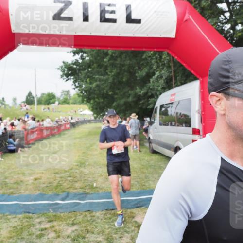 21.06.2025 - 27. Vierlanden-Triathlon MichiJ http://msf.ph/oto/8036202 15.06.2026 13:03:28 Ziel 149, 233 meine-sportfotos.de