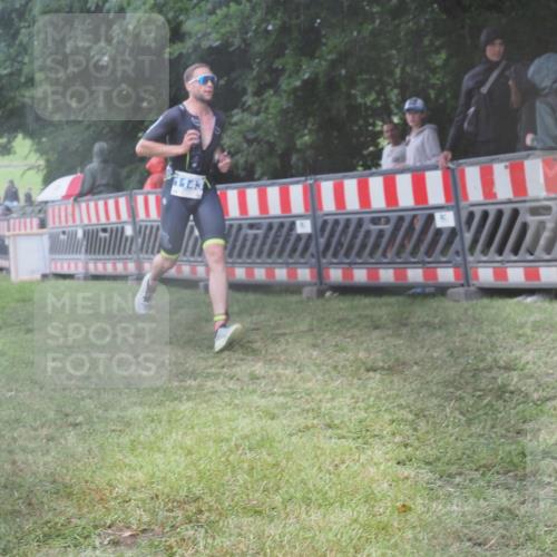 21.06.2025 - 27. Vierlanden-Triathlon KatJ http://msf.ph/oto/8036205 15.06.2025 13:53:52 Ziel 90, 815, 1143 meine-sportfotos.de