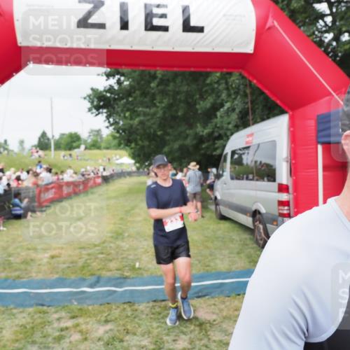 21.06.2025 - 27. Vierlanden-Triathlon MichiJ http://msf.ph/oto/8036206 15.06.2026 13:03:29 Ziel 149, 233 meine-sportfotos.de