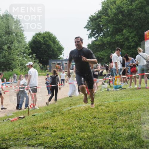 21.06.2025 - 27. Vierlanden-Triathlon KatJ http://msf.ph/oto/8036213 15.06.2025 11:21:28 Schwimmen 931, 967 meine-sportfotos.de