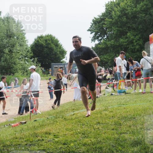 21.06.2025 - 27. Vierlanden-Triathlon KatJ http://msf.ph/oto/8036220 15.06.2025 11:21:28 Schwimmen 931, 967 meine-sportfotos.de