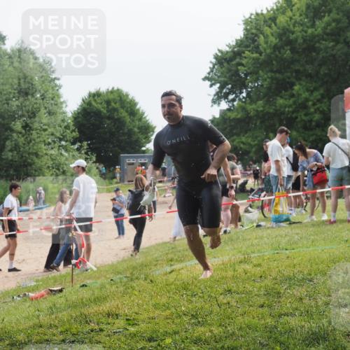 21.06.2025 - 27. Vierlanden-Triathlon KatJ http://msf.ph/oto/8036226 15.06.2025 11:21:28 Schwimmen 931, 967 meine-sportfotos.de