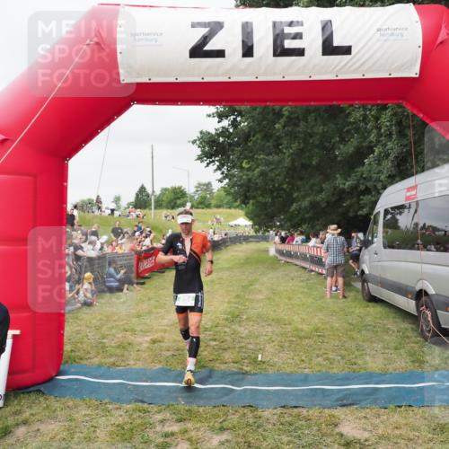 21.06.2025 - 27. Vierlanden-Triathlon MichiJ http://msf.ph/oto/8036227 15.06.2026 13:03:40 Ziel 854 meine-sportfotos.de