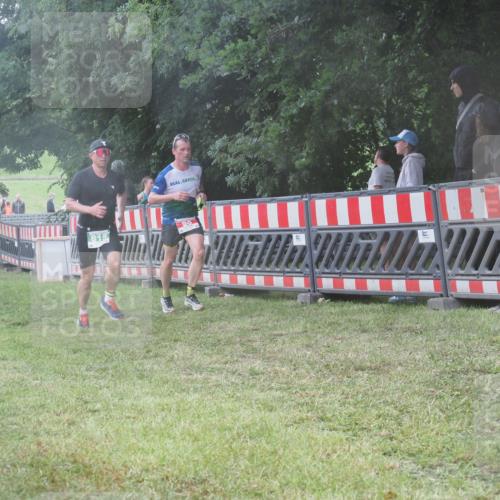 21.06.2025 - 27. Vierlanden-Triathlon KatJ http://msf.ph/oto/8036234 15.06.2025 13:54:00 Ziel 90, 815 meine-sportfotos.de