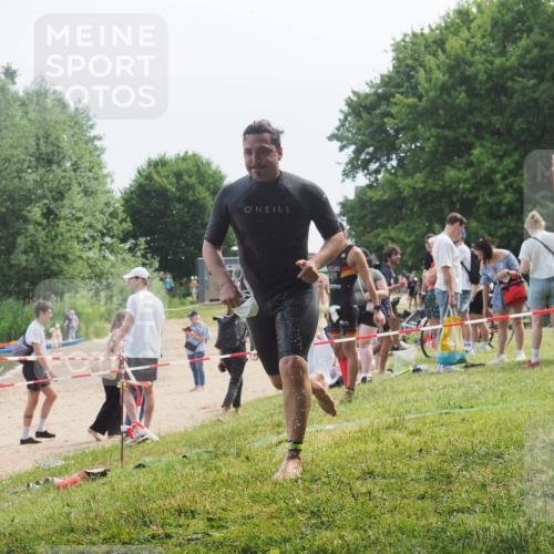21.06.2025 - 27. Vierlanden-Triathlon KatJ http://msf.ph/oto/8036236 15.06.2025 11:21:28 Schwimmen 931, 967 meine-sportfotos.de